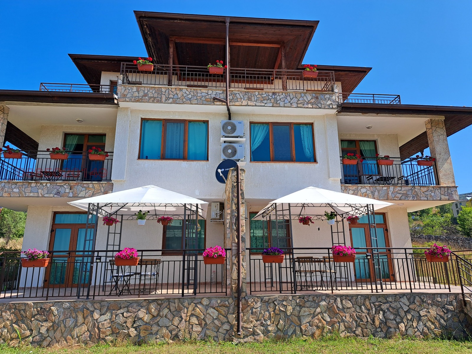 Hotel for Sale in Sveti Vlas, Burgas Province, Bulgaria — 320 m² (ref. 54932739) — exterior view