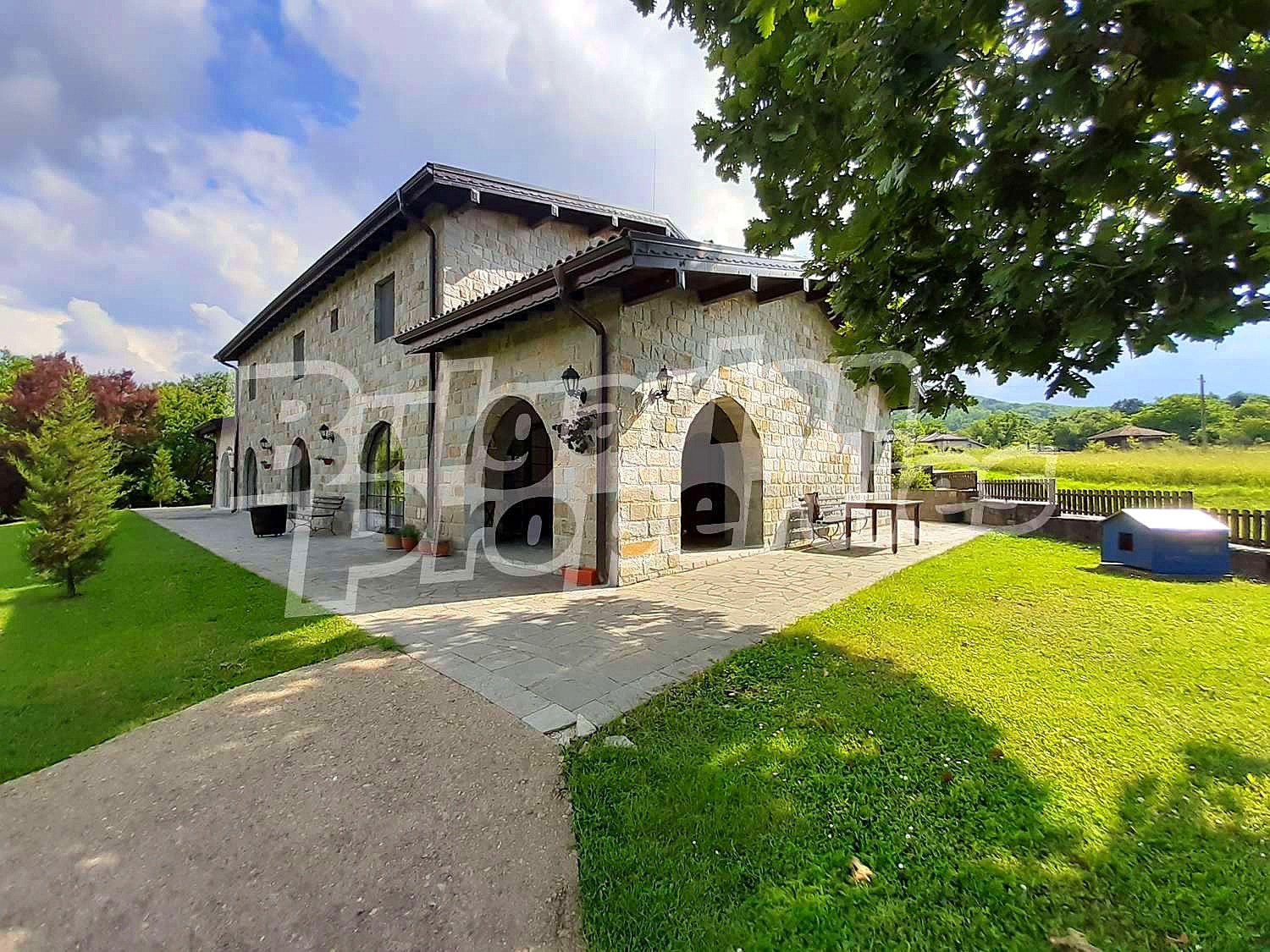 Hotel for Sale in Elena, Veliko Tarnovo Province, Bulgaria — 378 m² — exterior view
