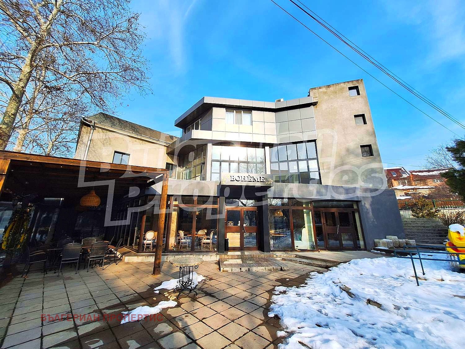 Hotel for Sale in Svishtov, Veliko Tarnovo Province, Bulgaria — 2,000 m² — main photo