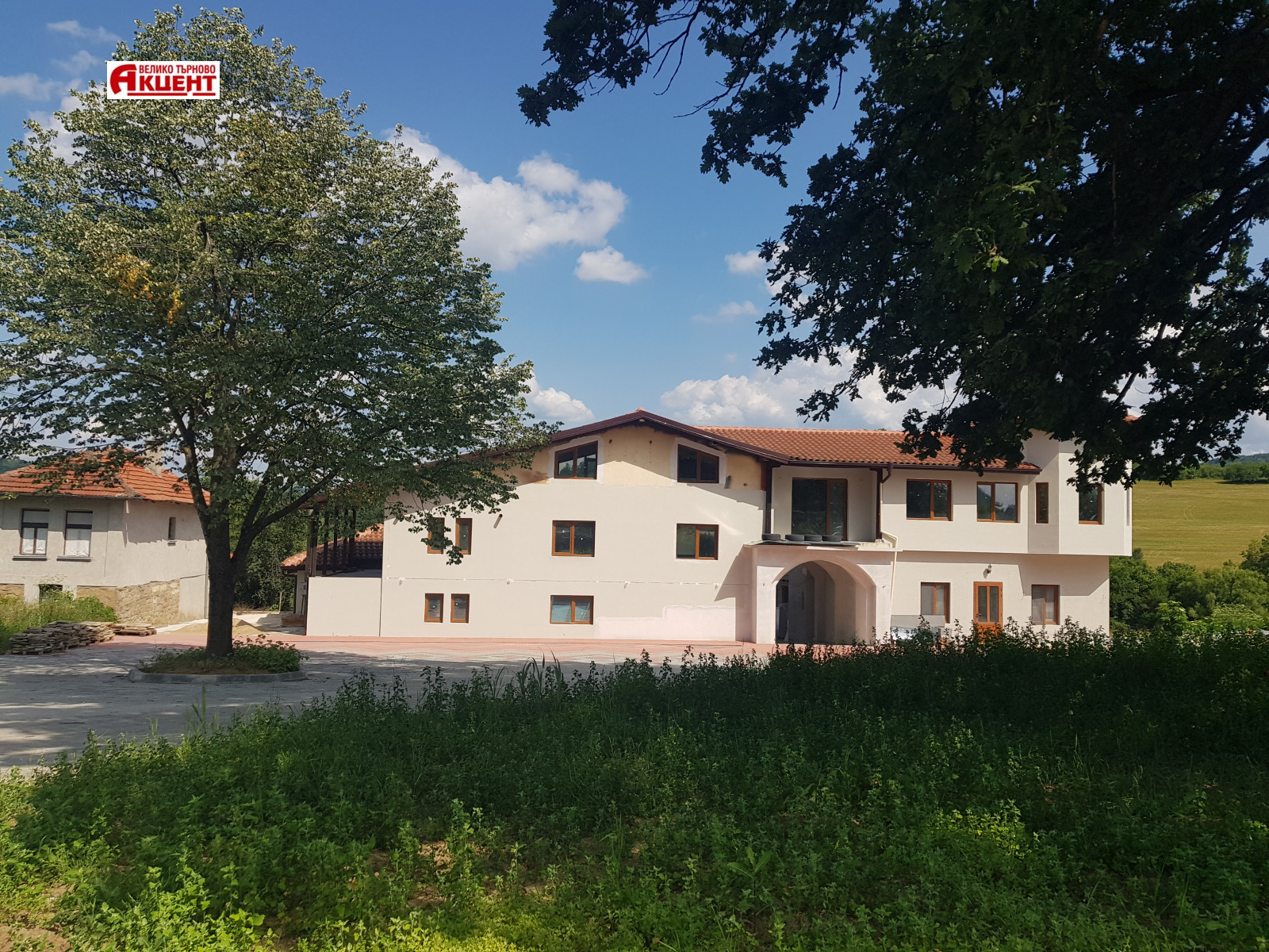 Hotel for Sale in Elena, Veliko Tarnovo Province, Bulgaria — 989 m² — exterior view
