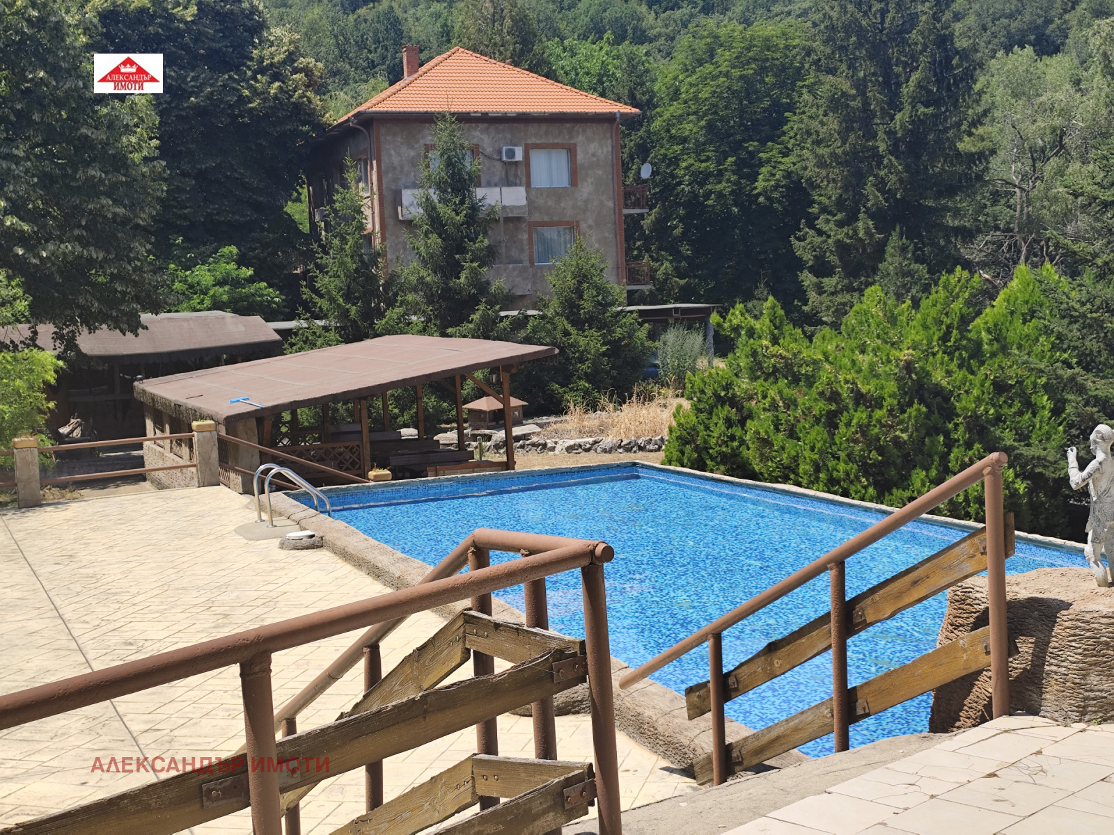 Hotel for Sale in Lyaskovets, Veliko Tarnovo Province, Bulgaria — 2,300 m² — exterior view
