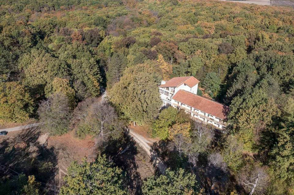 Hotel for Sale in Dolni Chiflik, Varna Province, Bulgaria — 1,500 m² — exterior view
