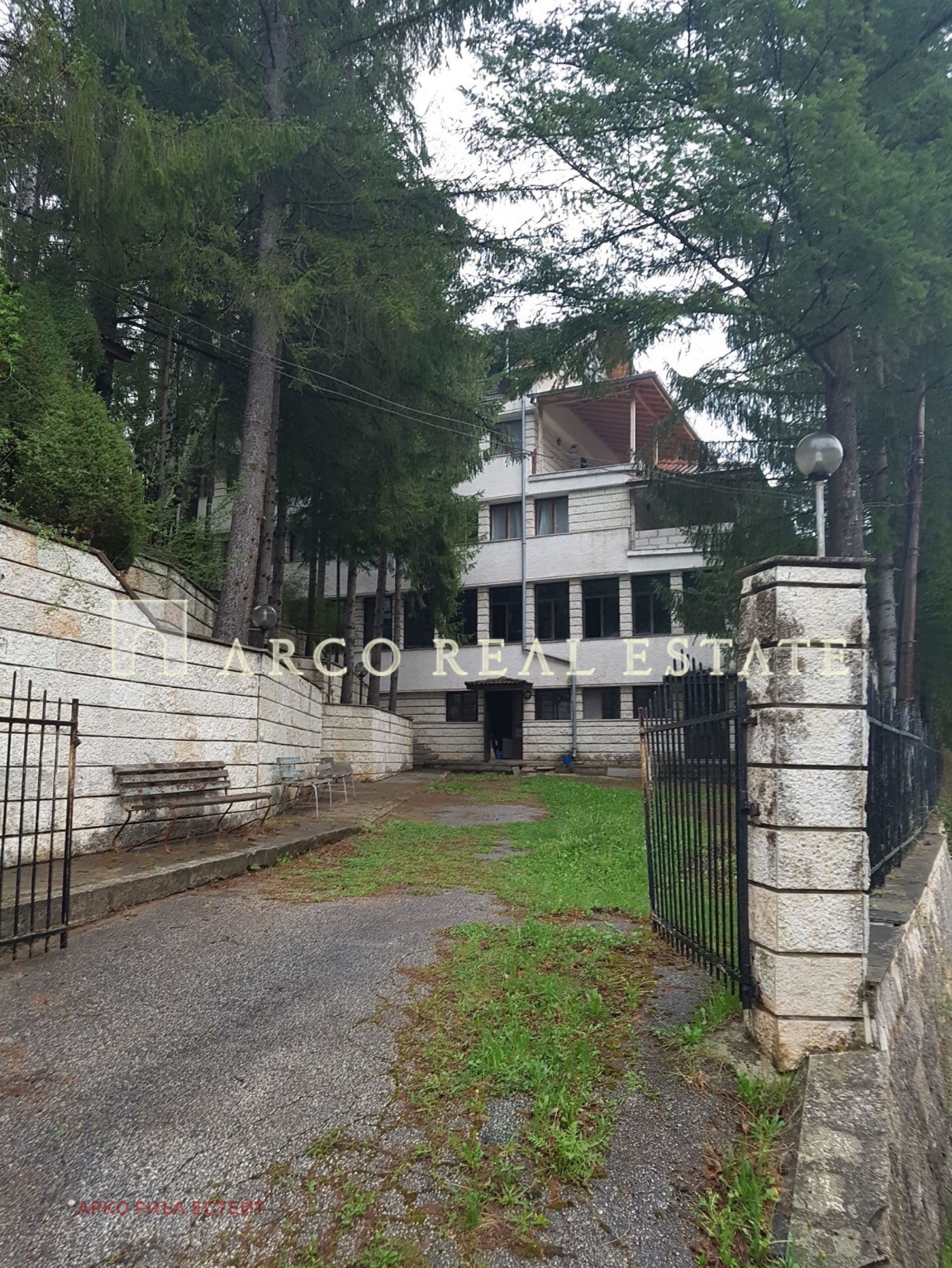 Hotel for Sale in Troyan, Lovech Province, Bulgaria — 1,065 m² — exterior view
