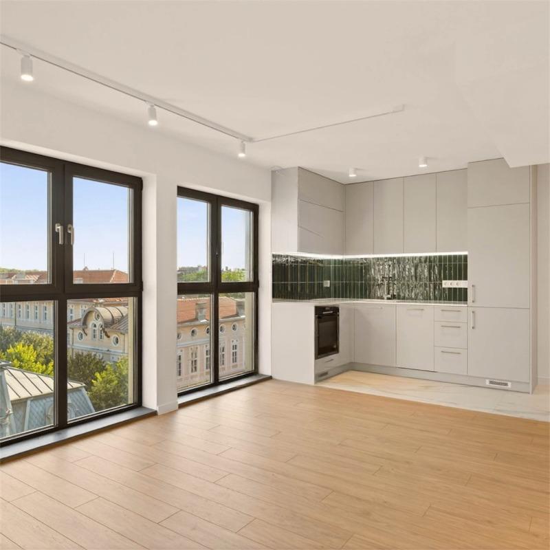 Apartments For Sale 3-Room, Varna, Center