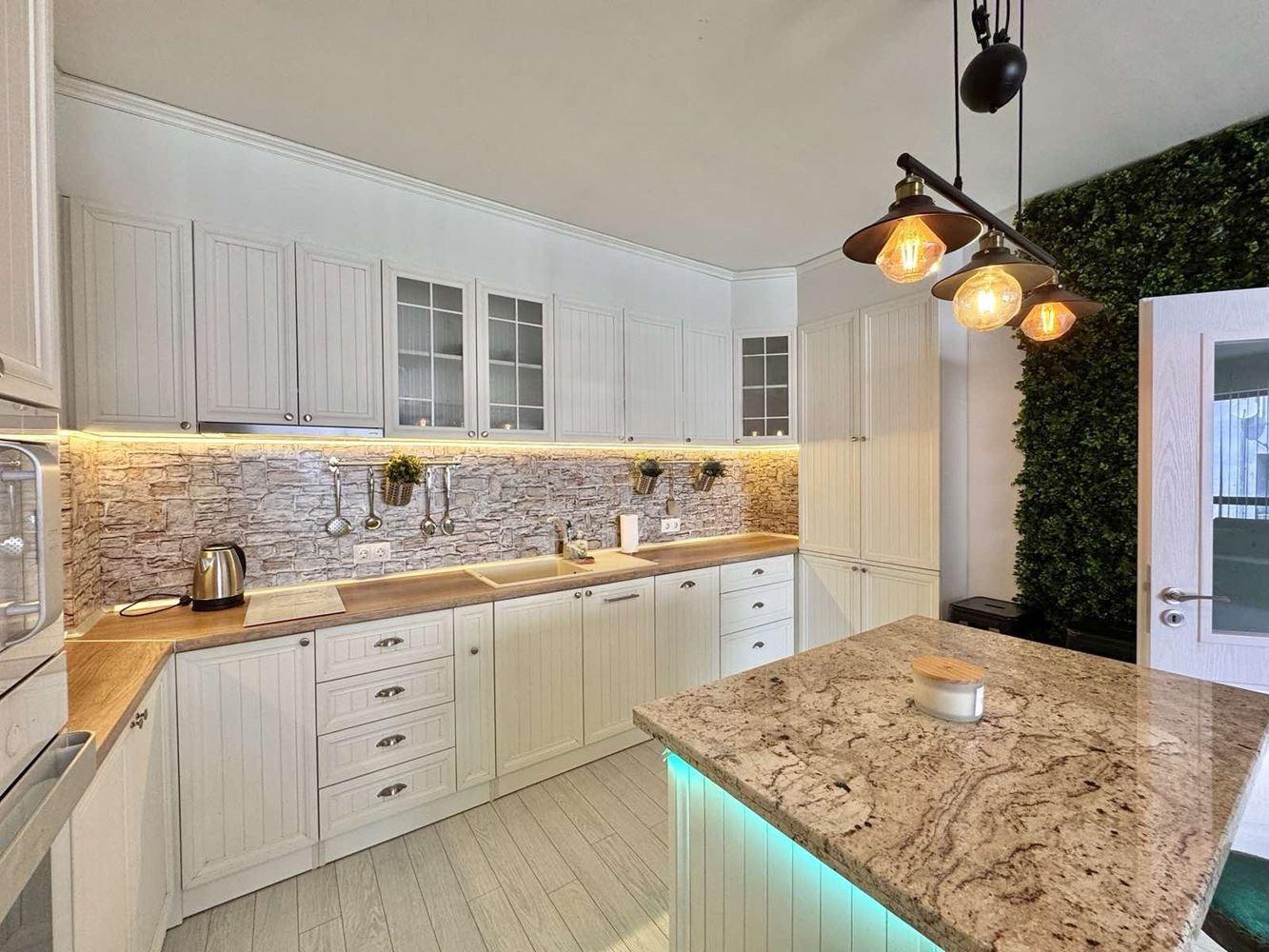 Apartments For Sale 3-Room, Varna, Center