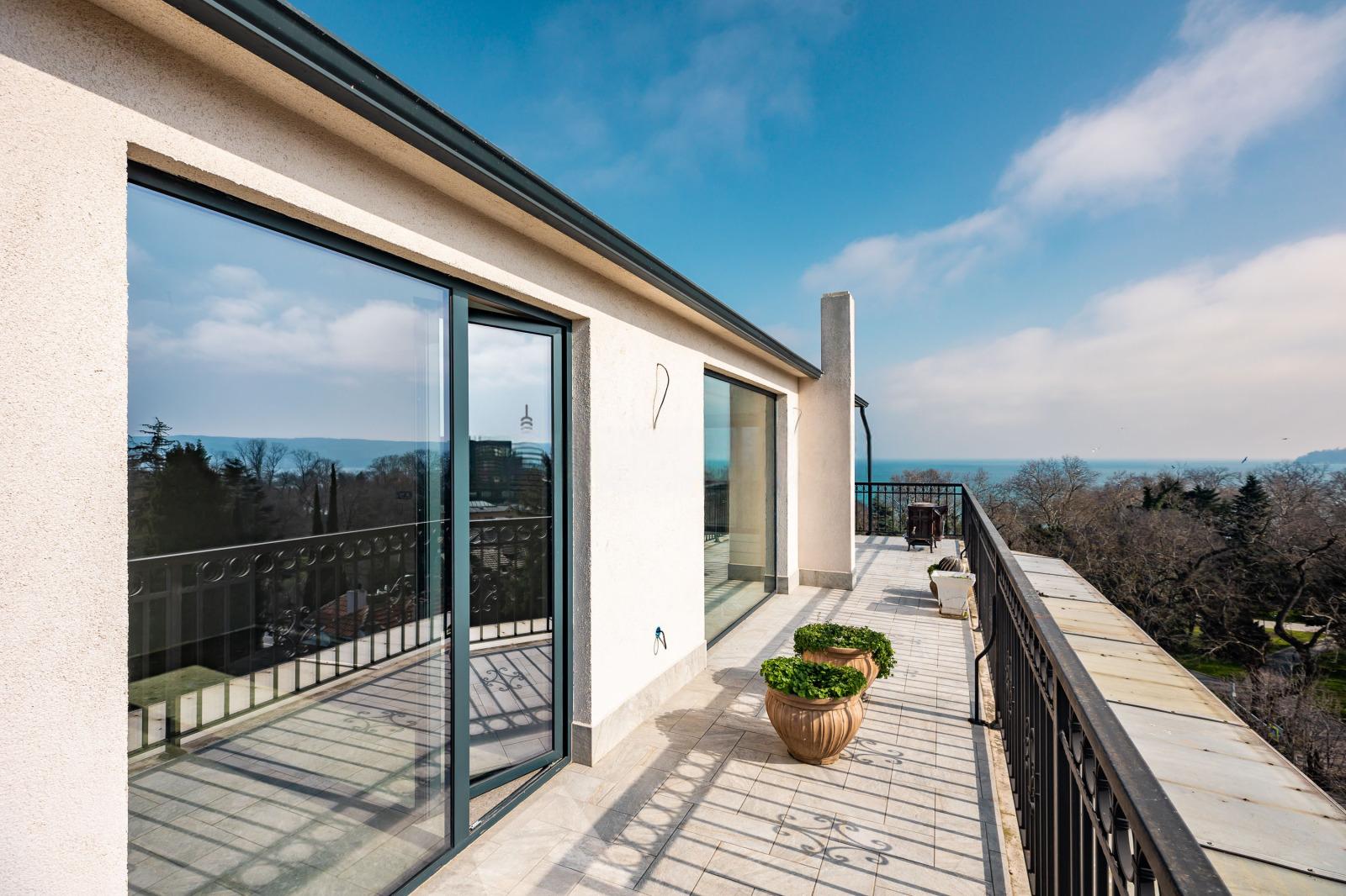 Apartments For Sale 3-Room, Varna, Center