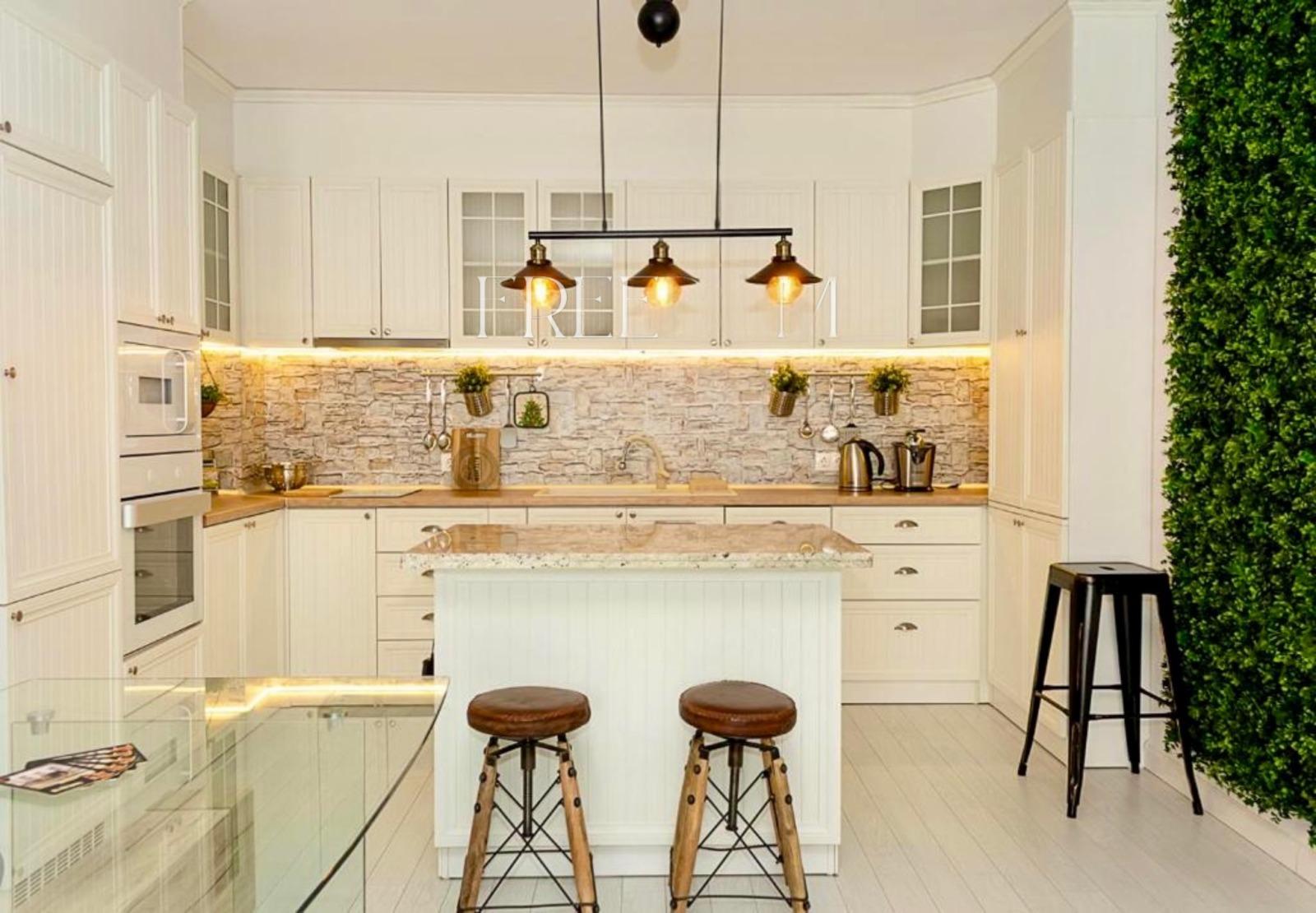 Apartments For Sale 3-Room, Varna, Center