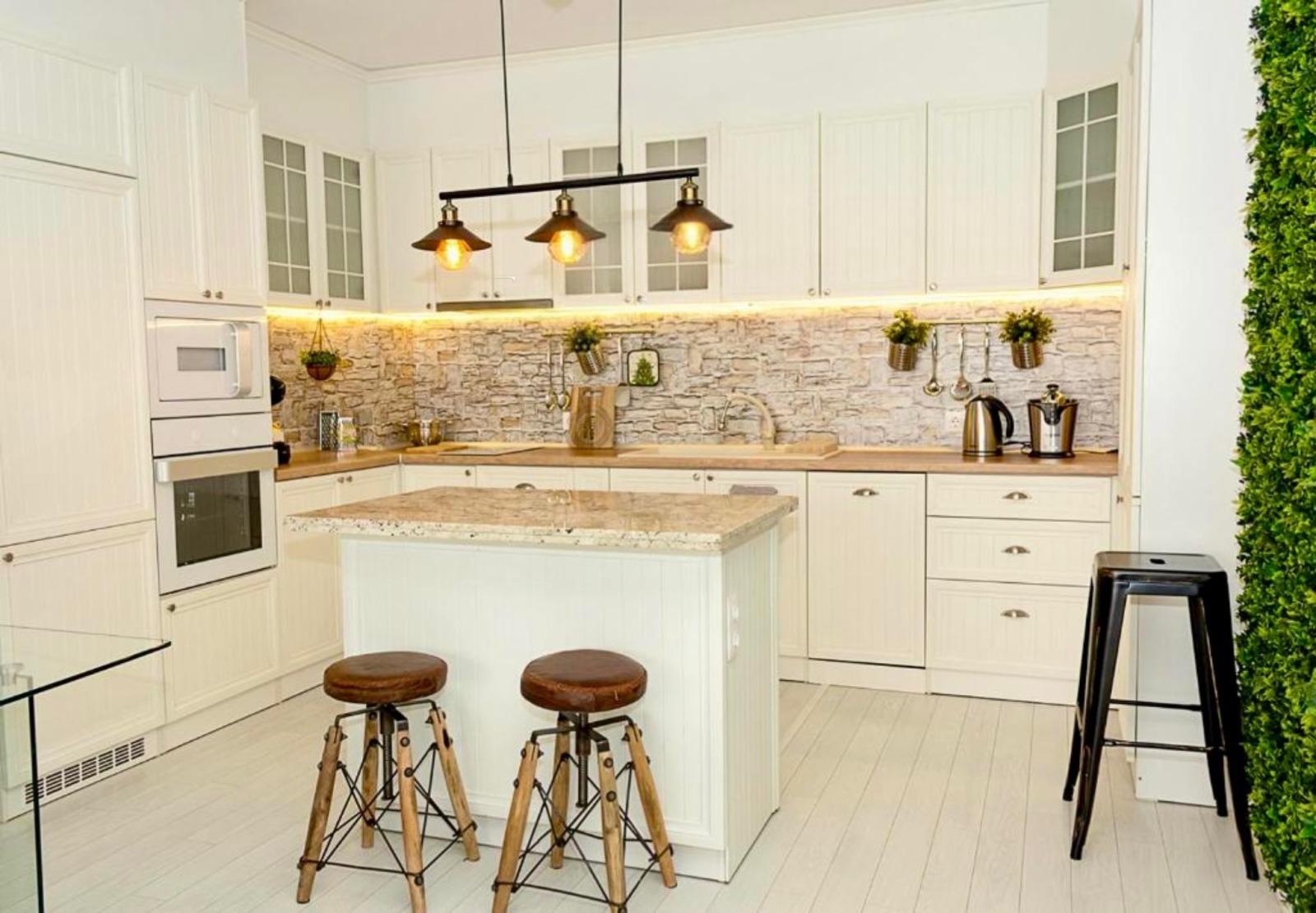 Apartments For Sale 3-Room, Varna, Center