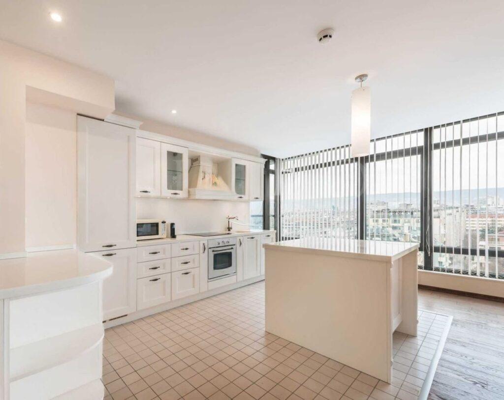 Apartments For Sale 3-Room, Varna, Center