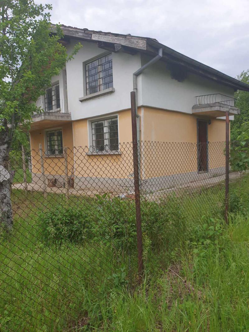 Villa for Sale in Pleven, Plochata Area