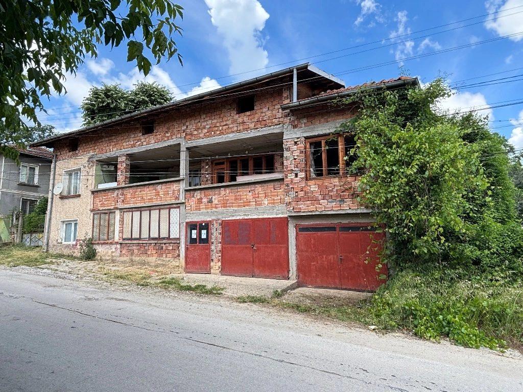 House for Sale in Lovech, Dikisana