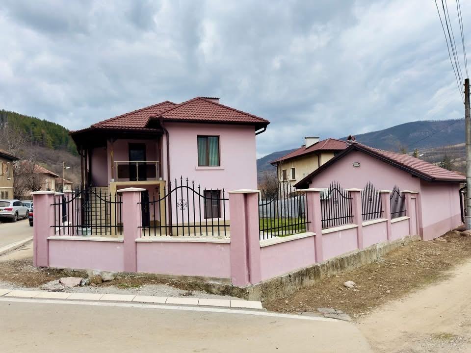 House for Sale in Zhelezna, Montana